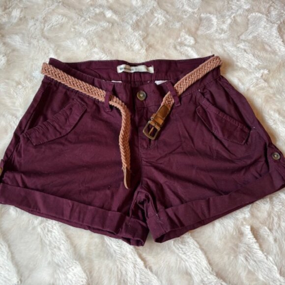 2/$40 Bluenotes Low Rise Shortie Burgundy Shorts with Belt Ladies/Junior Size 1 - Picture 1 of 13